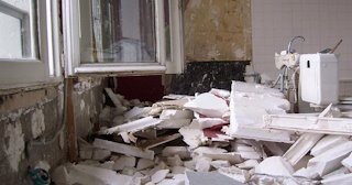 Демонтаж хрущевки в Лысьве - удаление старых полов и стен по выгодной цене от 1734 рублей.