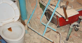 Профессиональный демонтаж перегородки ванной и туалета в Лысьве - от 561 рублей